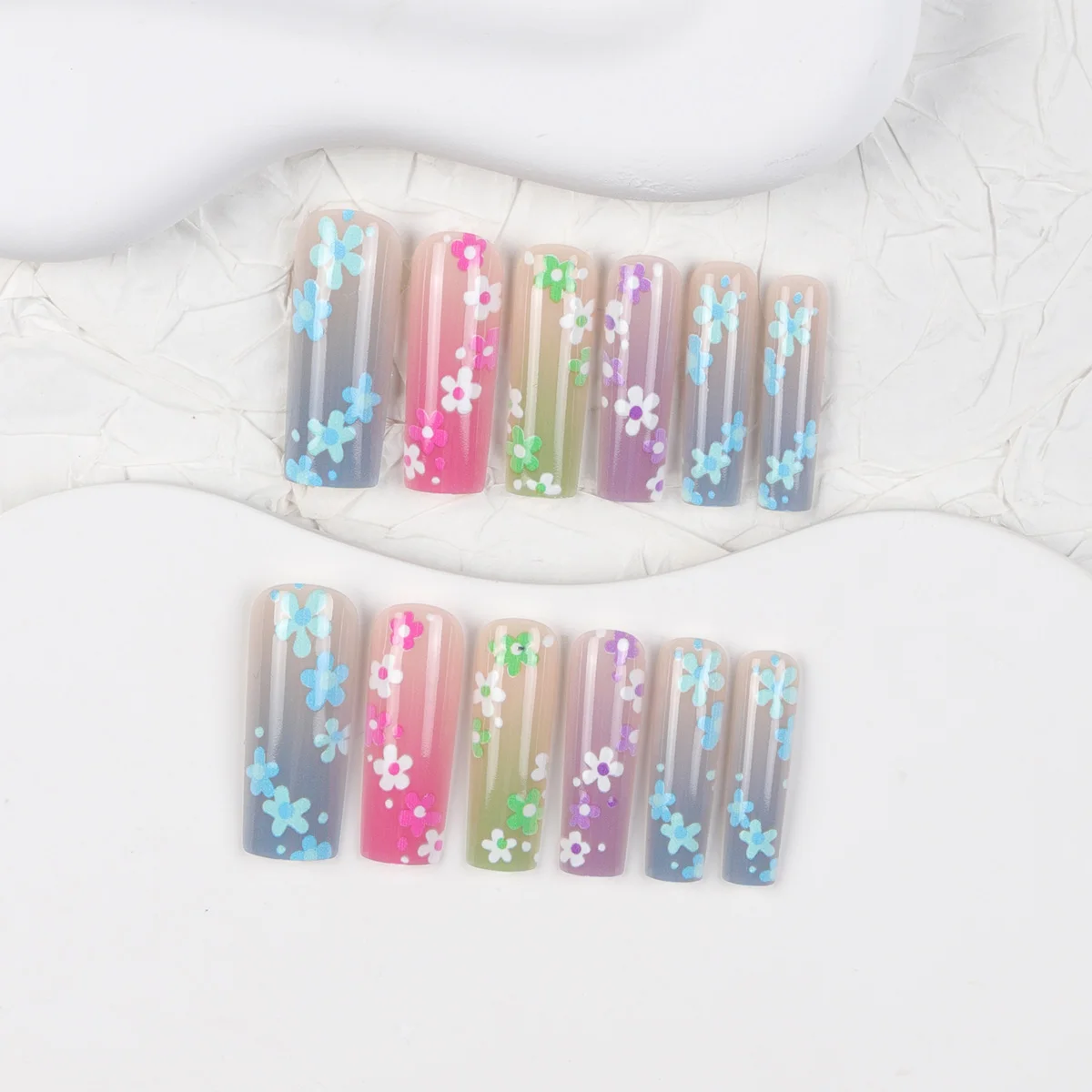 24-teilige künstliche Nägel in Sargform für Damen im französischen Stil, künstliche mehrfarbige Blumenverlaufsnägel zum Aufdrücken