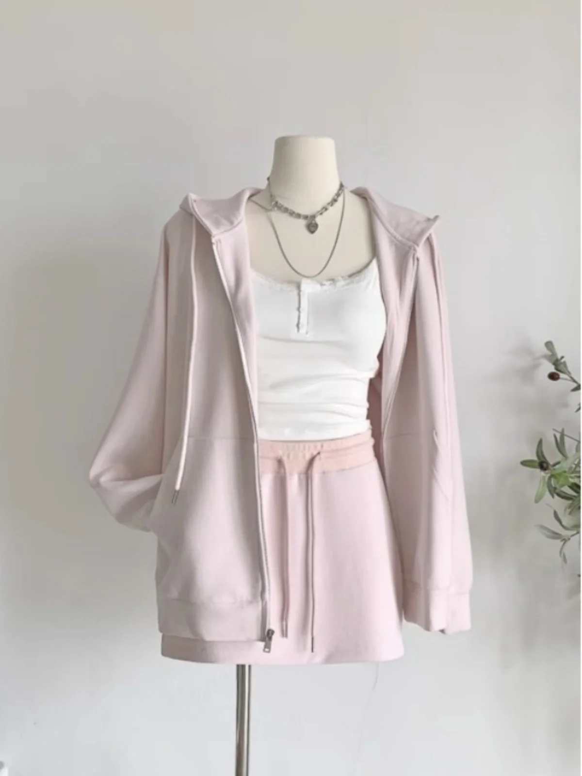 

Wearing A Hoodie Set Dress for Women in Early Spring, Autumn and Hong Kong Style, Fashionable and Casual Two-piece Set