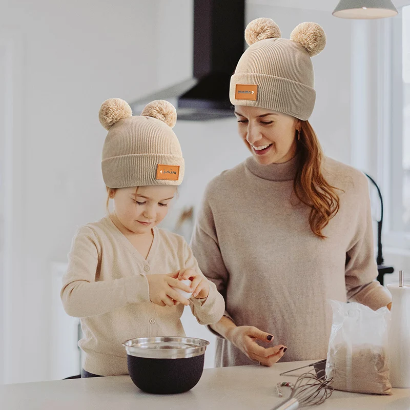 

Одинаковые шапки-бини Blotona Mama and Me, 2 шт., вязаные шапки с пышными шариками, зимняя теплая шапка с ушками