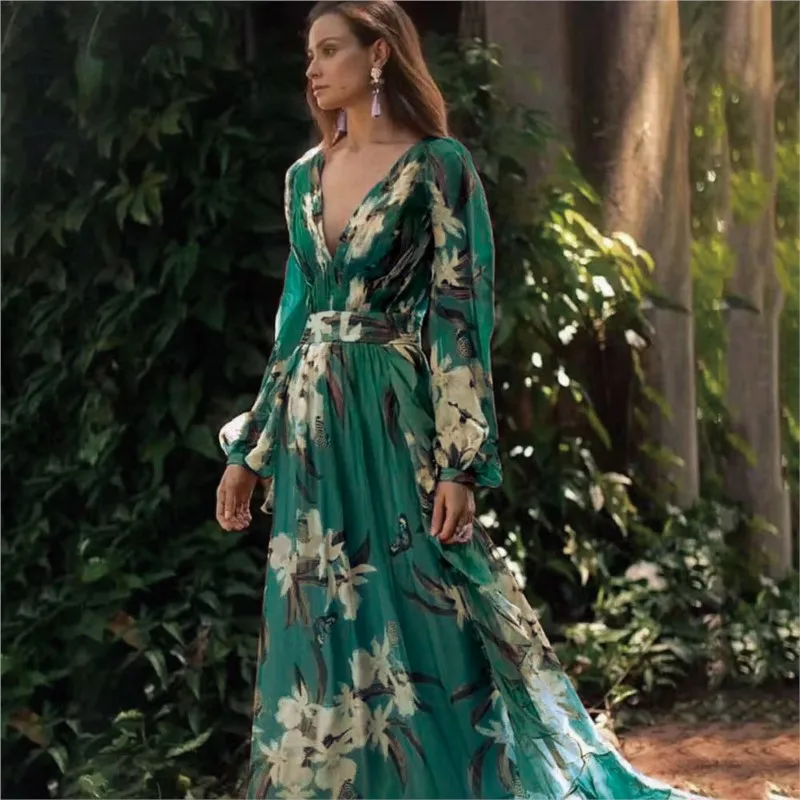

A new style of long-sleeved dress with four-sided elastic prints and large swing