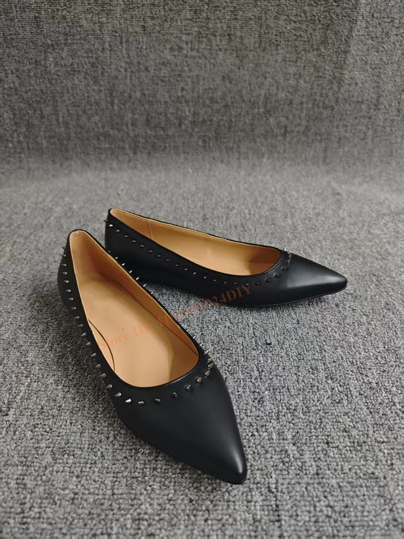 جلد الغنم الأسود مع مسمار أشار تو الانزلاق على الشقق النساء المسامير حذاء كاجوال حجم كبير 47