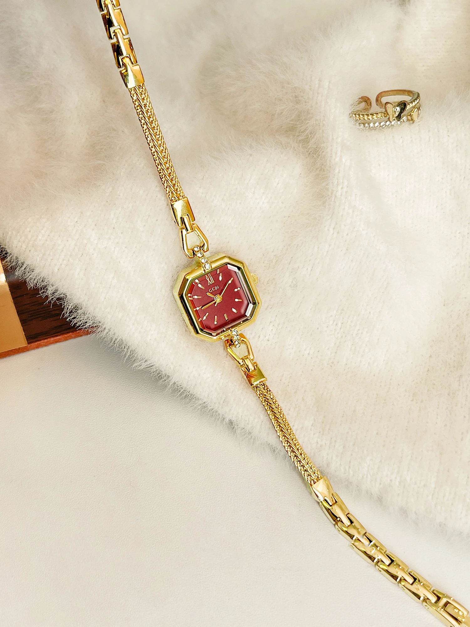 

Retro-Style Exquisite Watch for Women Square Small Dial Minimalist Waterproof Quartz Bracelet Watches Ladies' Wristwatch Gift