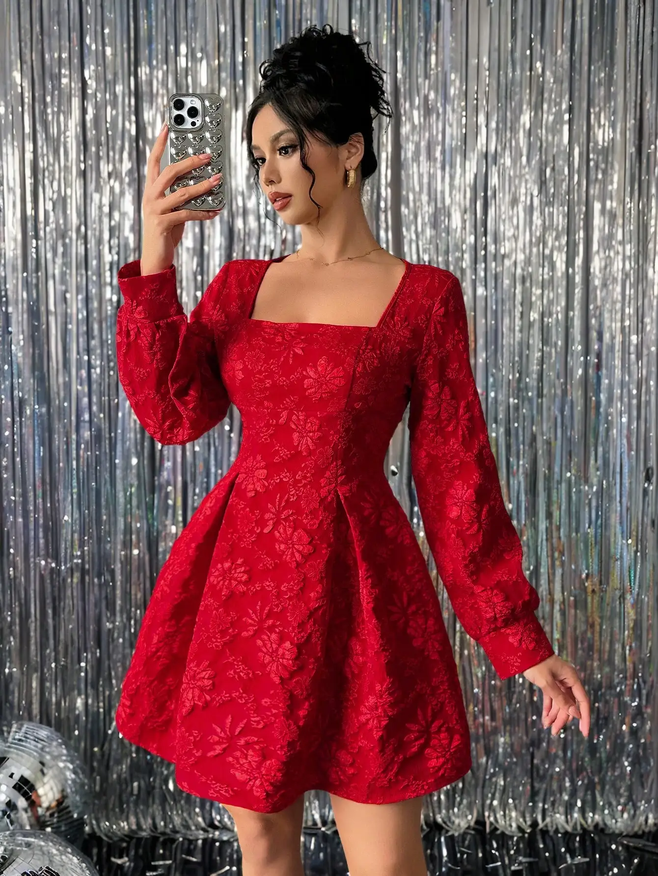 

Женское красное платье с цветочным жаккардовым узором, квадратным вырезом, расклешенными рукавами и драпировкой на талии