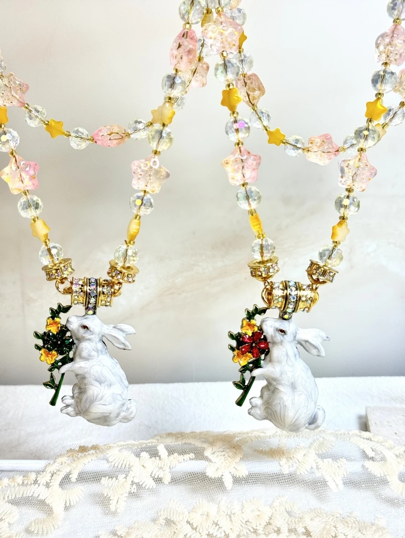 

KF Europe and the States Fashion Trend Sweet Fresh Hand-Held Flowers Cute Enamel Rabbit Jelly Color Beads Magnetic Necklace Set