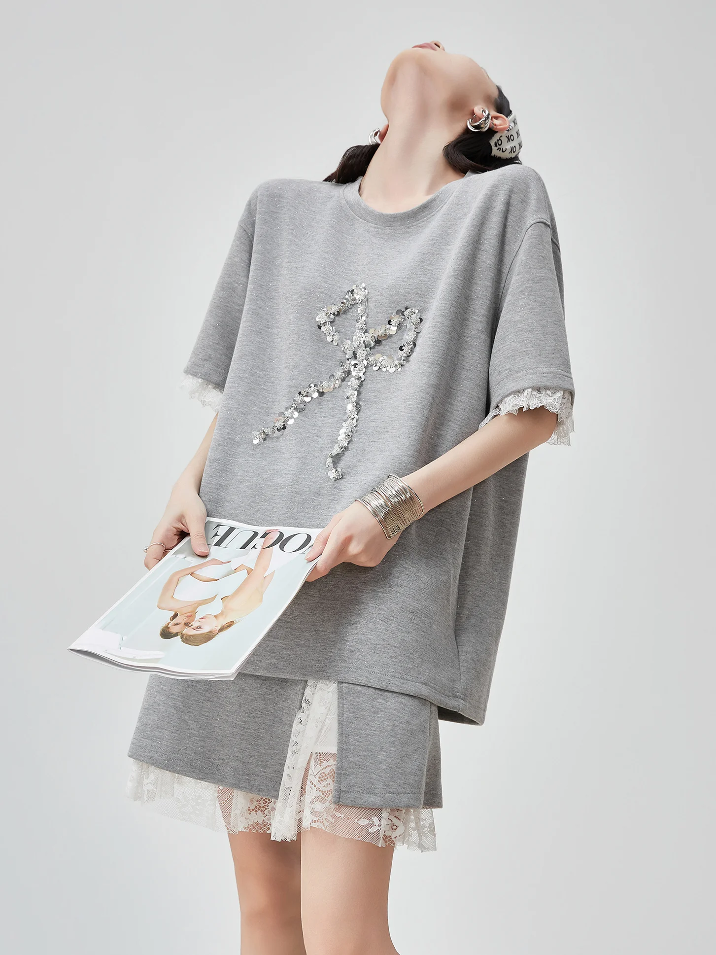 

Модный летний комплект из двух предметов: футболка с пайетками, кружевными вставками и узлами, а также свободная повседневная юбка.