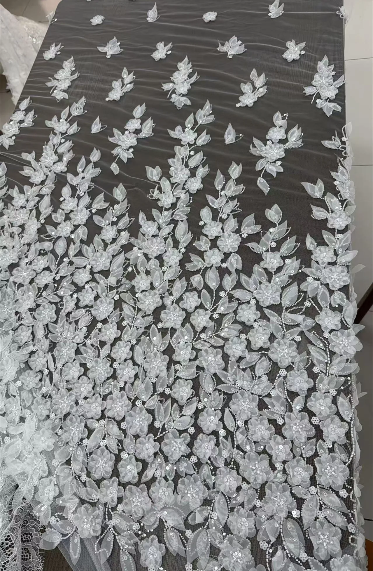 NEU 2026 Weißer 3D-Laser-Relief-Blumen Perlen-Pailletten Bestickter Spitzenstoff. Hochzeitskleid Glänzender Brautstoff Premium-Qualität – Detail 7