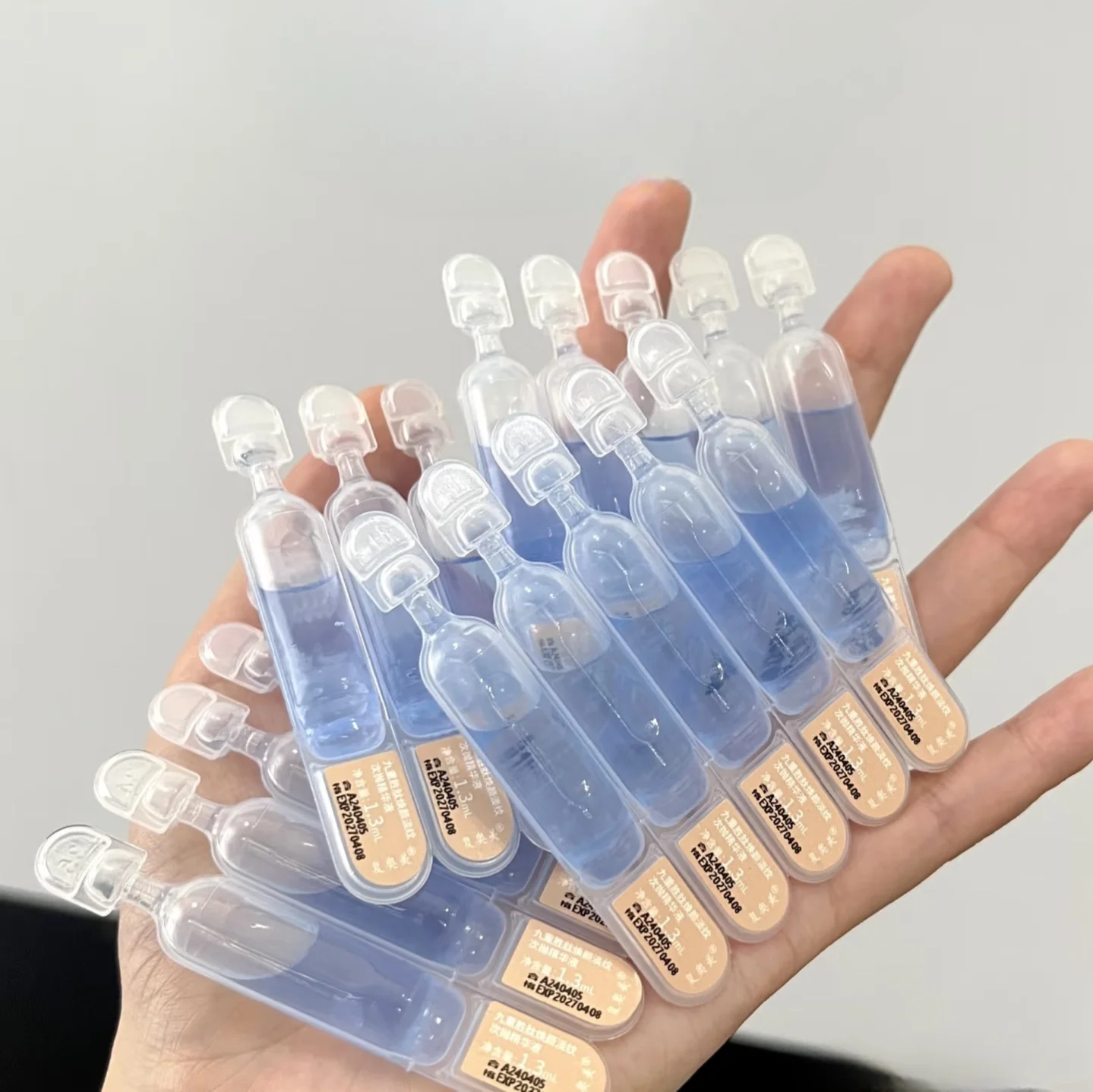 

Nine Peptides Anti-Wrinkle Essence，Anti-aging and hydrating, one vial per use, safe and hygienic, 1.3ml * 20 vials