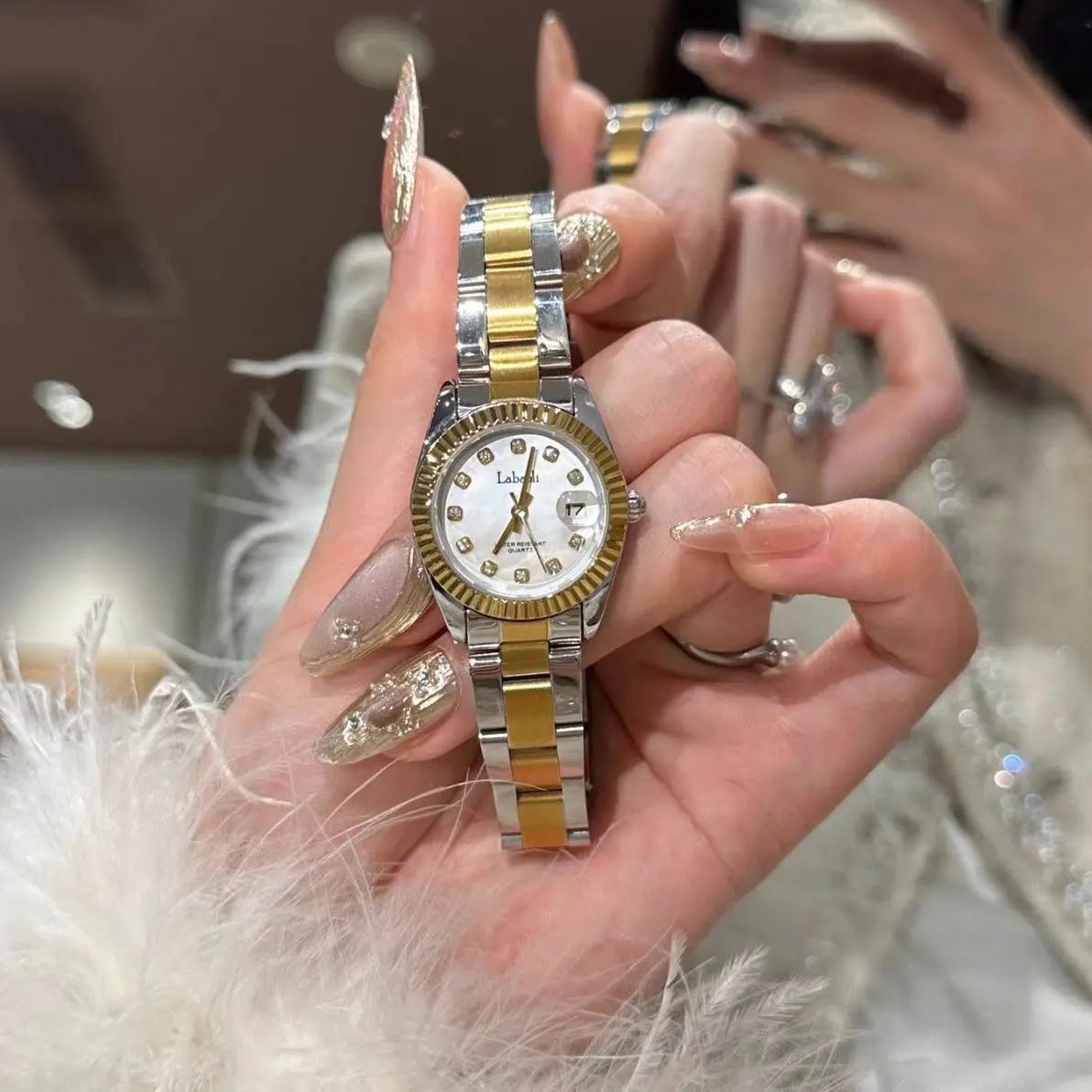 Elegant ladies watch, the same style small gold watch, personality and creative design, simple steel band, elegant ladies watch