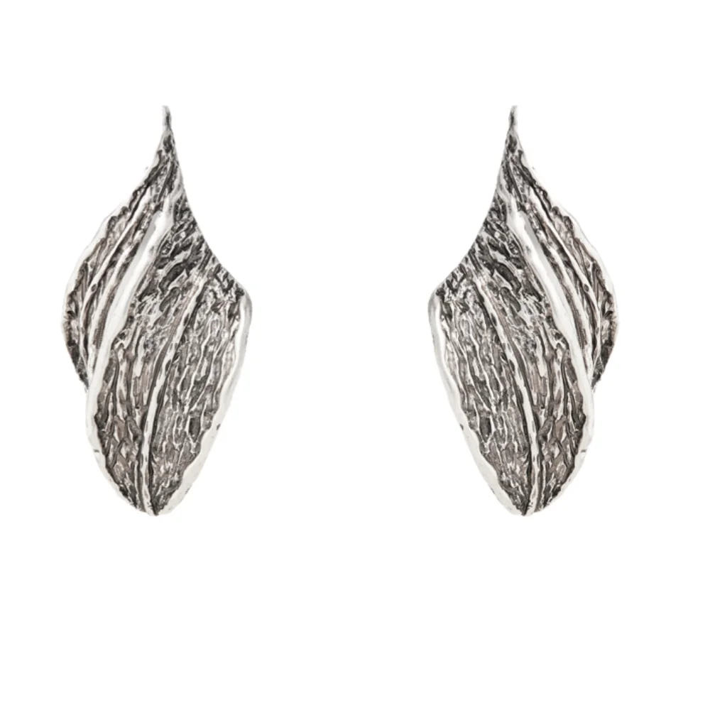 

Vintage Leaf-Shaped Earrings Crafted from Zinc Alloy, Exuding a Natural and Rustic Charm with a Touch of Elegance for Women