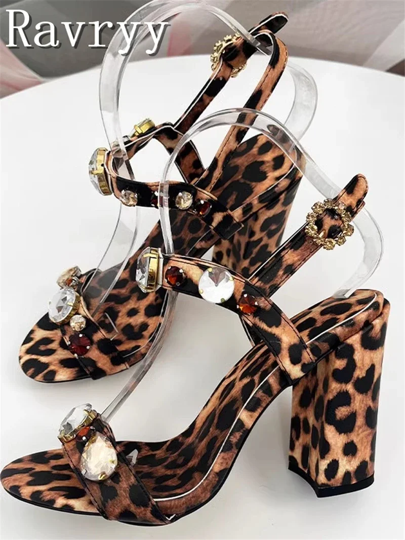 

Брендовый дизайн, босоножки на высоком каблуке с леопардовым принтом, женские новые роскошные туфли для подиума на толстом каблуке с открытым носком и драгоценными камнями