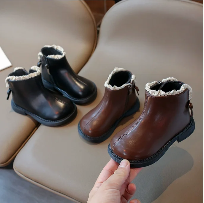 

Теплые бархатные детские сапоги с внутренней стороны. Красивая и уютная зимняя школьная обувь. Вечерние туфли принцессы с кружевной каймой и бантом сзади.