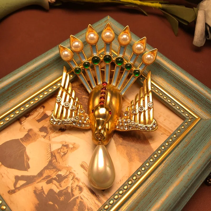 Vintage Enamel Peacock Brooch Inlaid Imitation Pearl Crystal Gold Plated Luxury Lapel Pin Suit Coat Women Jewelry Accessory