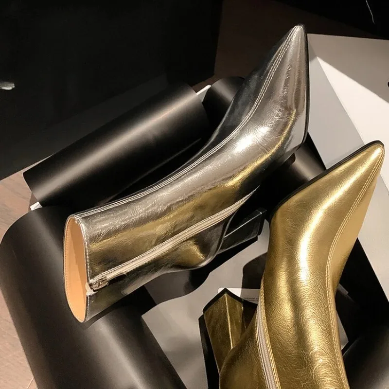 أحذية عارية جديدة لعام 2025 للنساء موضة خريف جديدة بمقدمة مدببة وحافة لامعة وسحاب مريح بكعب عالٍ