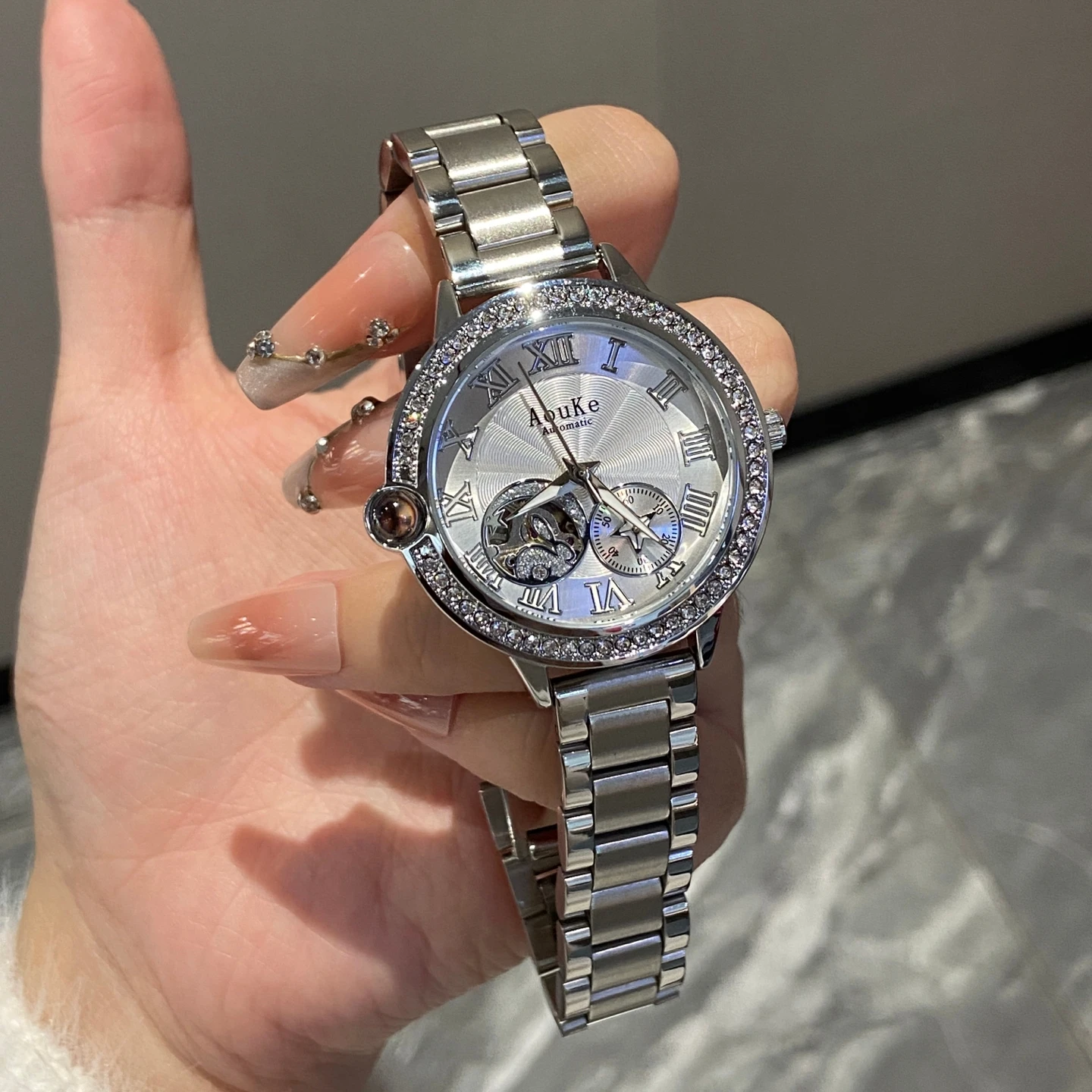 2025 ساعة ميكانيكية مجوفة جديدة للنساء مزاجه فاخر كامل الماس الميكانيكية ساعة نسائية عادية موضة ساعة هدية