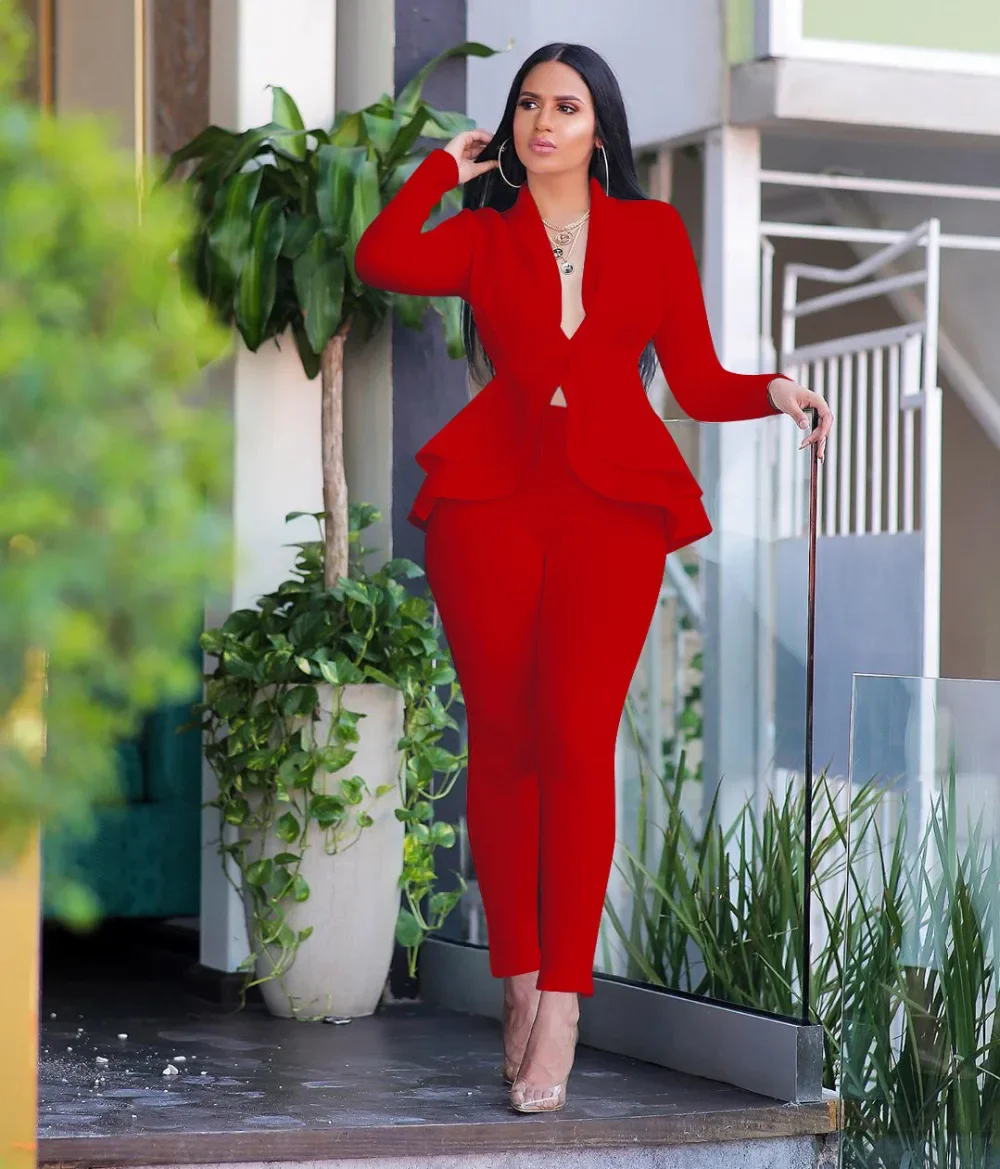 Herbstliches Damen-Outfit, bestehend aus zwei Teilen: ein einfarbiges Oberteil mit V-Ausschnitt und langen Ärmeln, ein Blazer mit Peplum-Saum und eine Bleistiftrockhose – ein elegantes, formelles Business-Outfit für den Büroalltag, erhältlich in großen Größen. – Detail 7