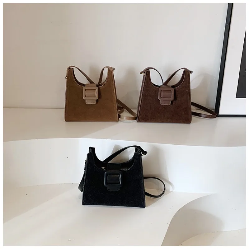 Faux Suede Halve Maan Mode Hot Trendy Schouder- en Crossbodytassen Effen Hasp Retro Super Cool Handtassen voor Vrouwen 2024 Nieuwe