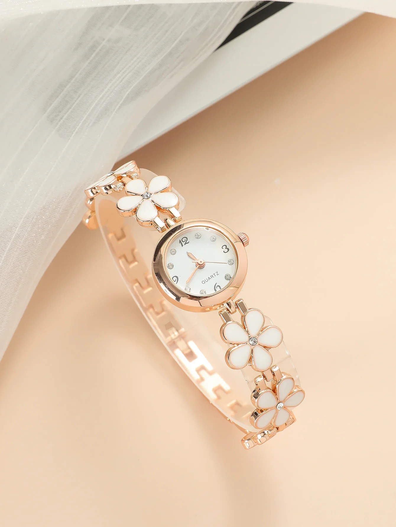 A Classic Fashion Four-leaf Clover Quartz Watch With Diamond Bracelet For Women. For Daily Life