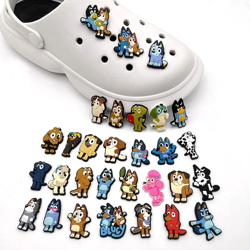 Dijes de zapatos de la serie Bluey para zapatos de cueva, accesorios de decoración Diy para sandalias, regalos de cumpleaños para niños y niñas, 30 piezas por juego