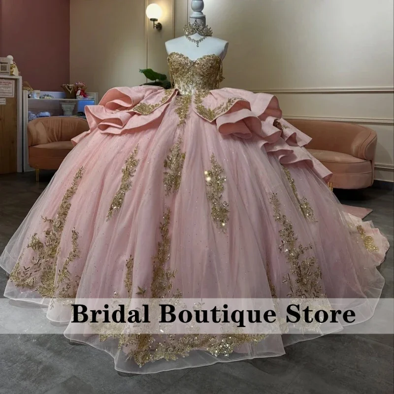 

Розовые блестящие платья Quinceanera с открытыми плечами, золотая аппликация, кружево, бисер, бант, тюлевое платье для вечеринки, дня рождения, сладкое платье 16, Vestidos De 15