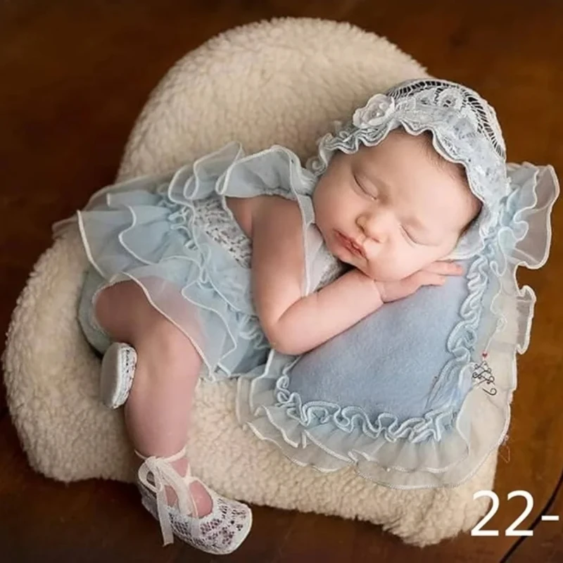 Vestiti per la fotografia del bambino cappello di pizzo stile principessa carino + cuscino in posa + pagliaccetto + set di scarpe Decor accessori per servizio fotografico neonato