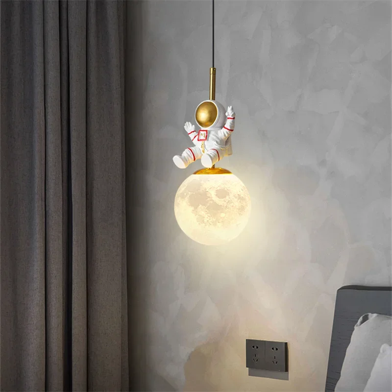 Imagem -02 - Lustre de Astronauta Personalizado para Quarto de Crianças Decoração Simples Luminária Suspensa Sombra de Cor Quente Luz Atmosférica