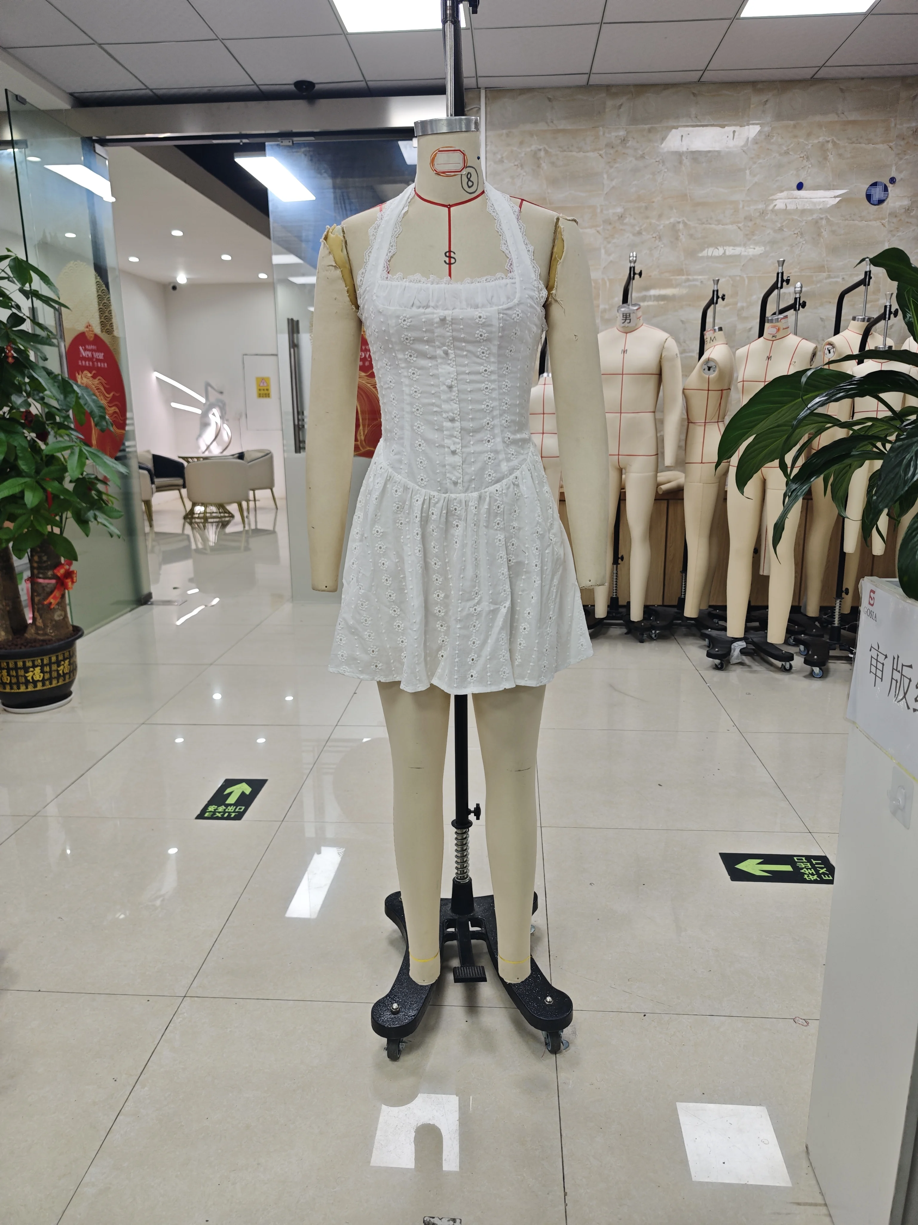 Embroidery Eyelet - Damen Neckholder-Minikleid mit Spitzenbesatz am Ausschnitt,