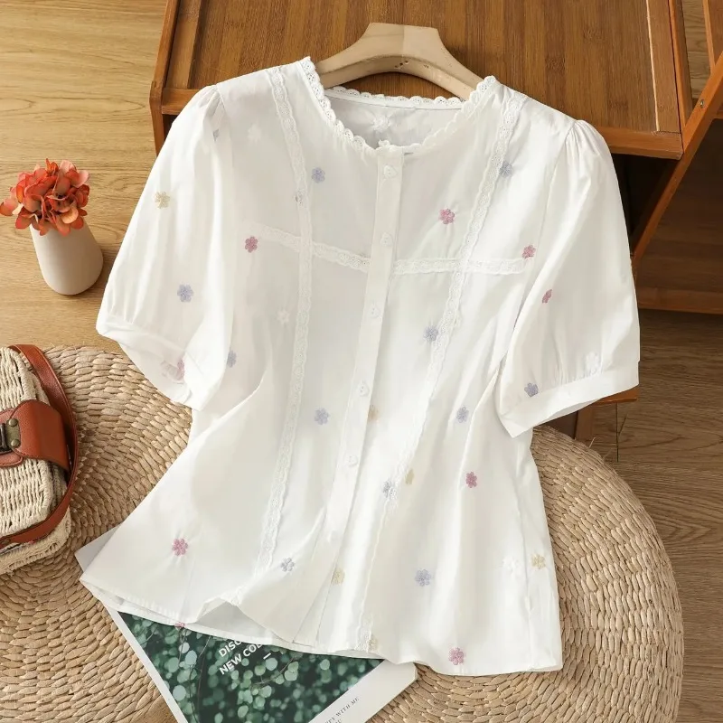 

Женская белая блузка с цветочной вышивкой, кружевной отделкой, короткими рукавами-фонариками и застежкой на пуговицах, повседневный топ