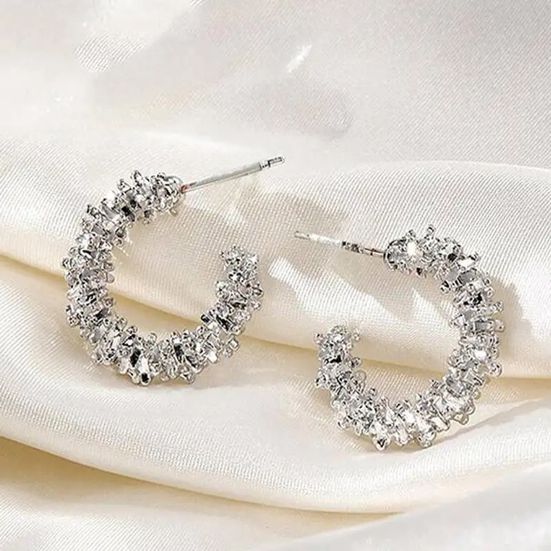 Huitan Trendy Damen-Creolen, einzigartiges Design, 4, Metallfarben, elegante Accessoires, Hochzeit, Party, Alltag, vielseitiger, bezaubernder Schmuck