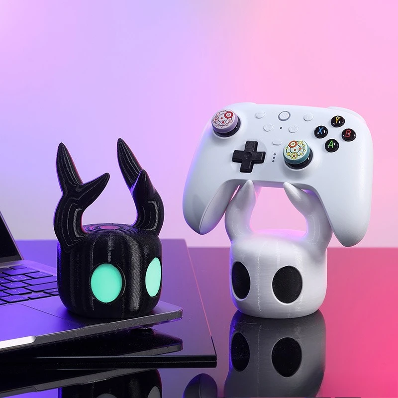 

1pc Universal Game Controller Stand Compatible with PS4/PS5/Switch Hollow Knight Theme Cool Desktop Display Gaming Accessories