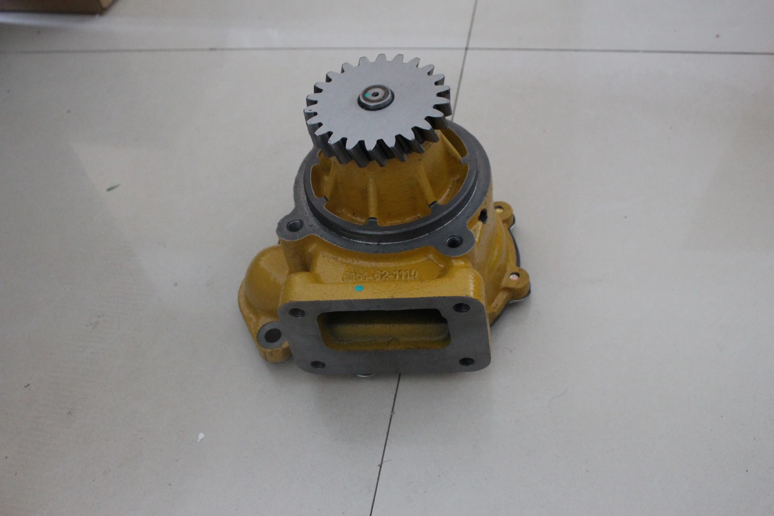 

New Water Pump GF-N112 21010-Z5607 21010-Z5606 21010-Z5676 for FE6 FE6T FD6 UD Truck Bus High Quality