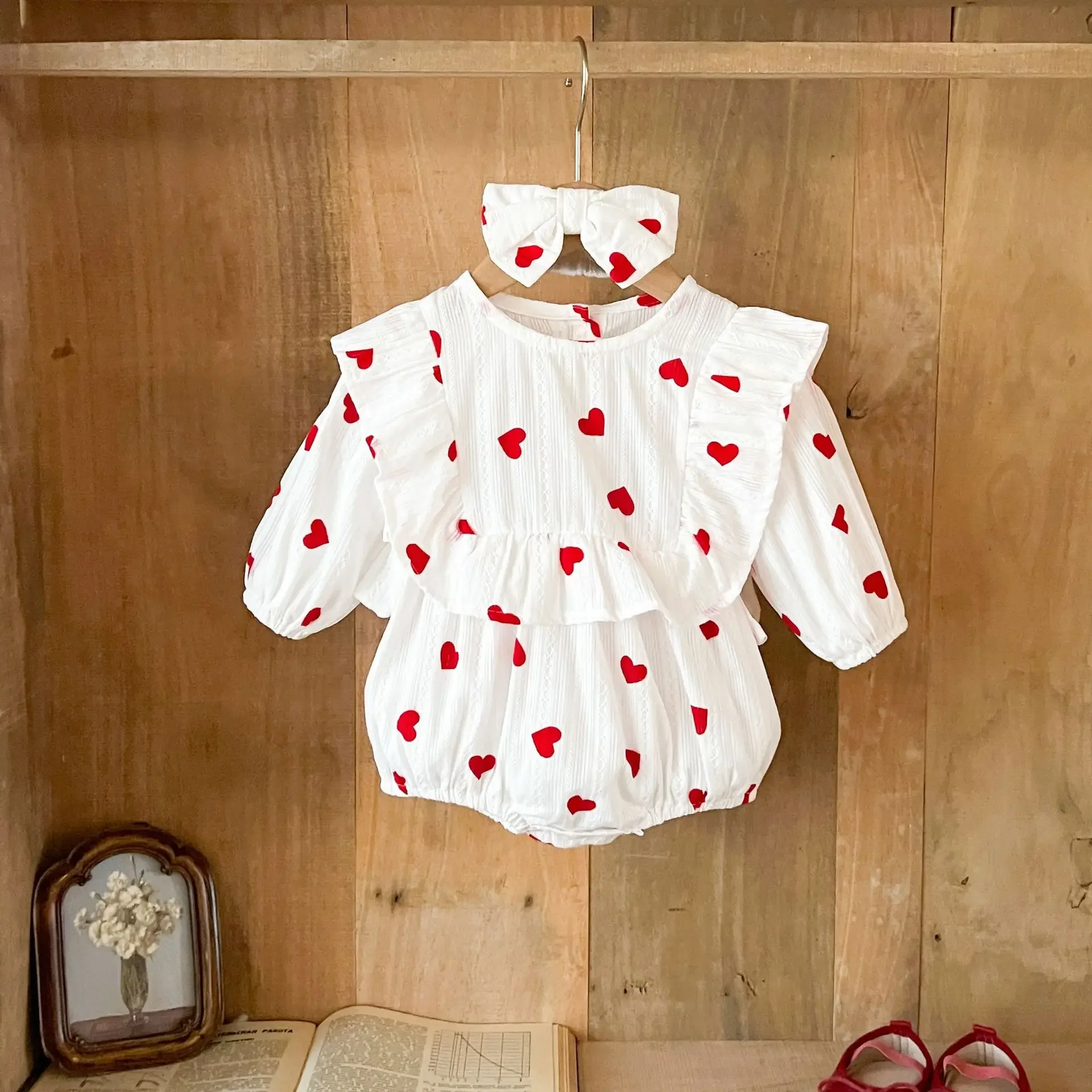 

Комплект для малышей 0-3 лет: весенний боди из мягкого хлопка с длинным рукавом и принтом в виде сердечек + повязка на голову с бантом. Милый комплект одежды для младенцев.