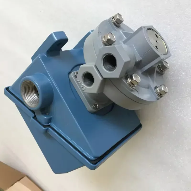 new original UE differential pressure controller,Pressure and Temperature Switch, J400K-456-M446