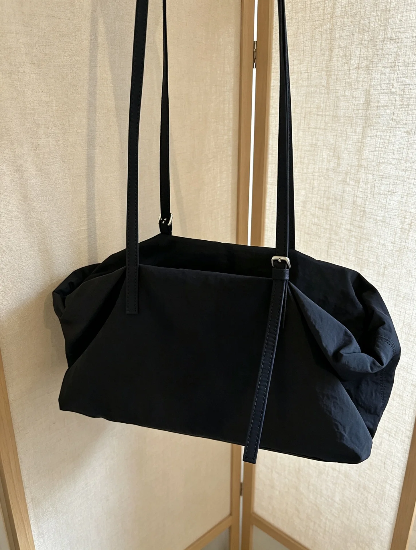 2026 – Neuerscheinung – Große Pendler-Umhängetasche – Minimalistische Mode – Kissen-Stil Damenhandtasche – Leichtgewicht-Nylon – Detail 4