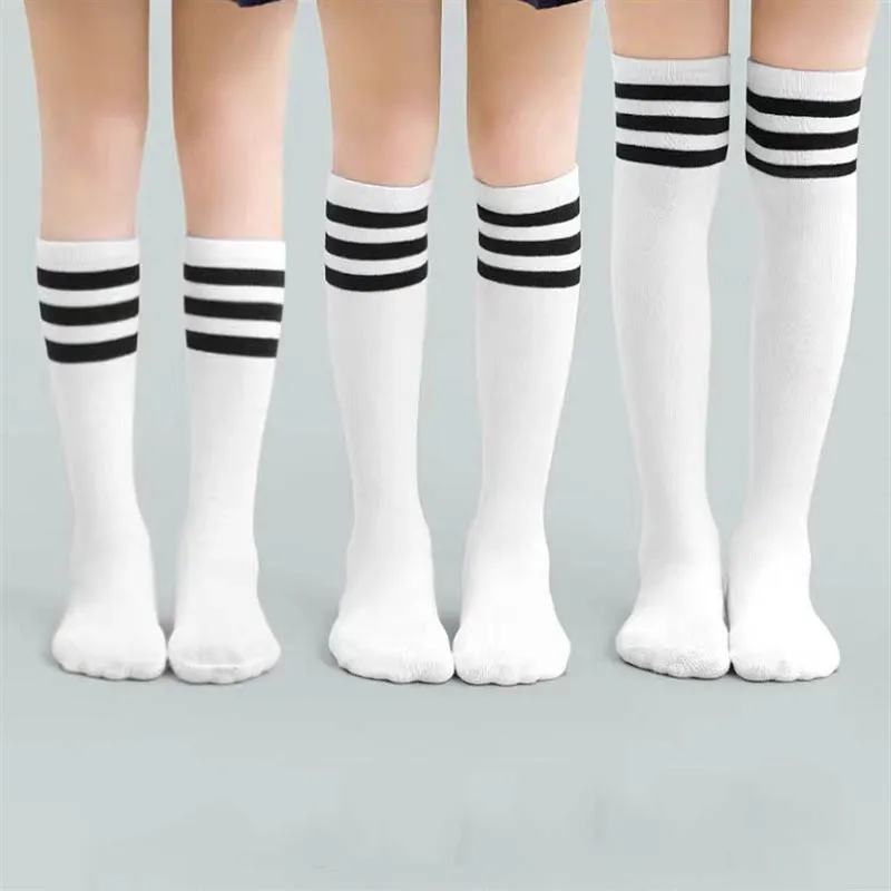 1/2/3 Paar Kinder Mädchen Kniestrümpfe aus Baumwolle Schwarz Weiß Dreifach gestreifte Laufsportsocken Fußball Golf Sportsocken