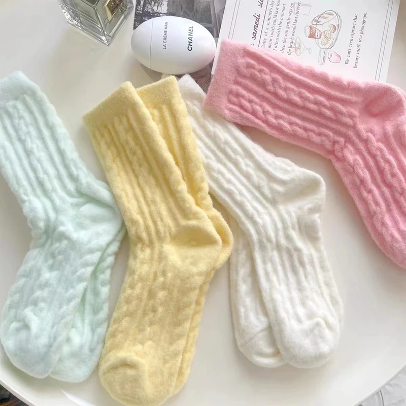 Kaus kaki wanita hangat, kaus kaki lantai rumah lucu berbulu halus warna polos Macaron lembut dan tebal musim dingin