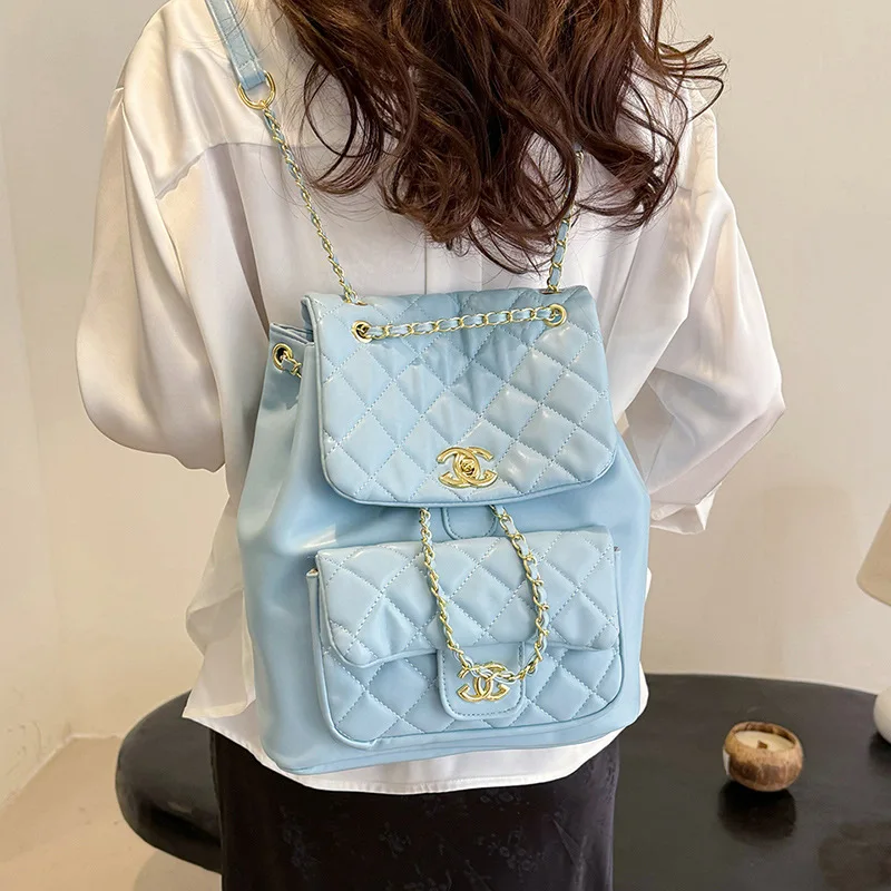 حقيبة ظهر نسائية جديدة لعام 2025 مبطنة بغرز ماسية حقيبة ظهر ذات سعة كبيرة مع سلسلة حقيبة كتف فاخرة متعددة الاتجاهات