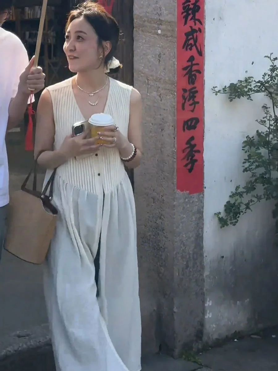 เสื้อกั๊กทรงหลวมพลีทยาวสไตล์เกาหลีสุดชิคสำหรับฤดูร้อนปี 2024  กระดุมผ่าหน้า ช่วยให้ดูผอมเพรียว เหมาะสำหรับใส่ไปทำงาน