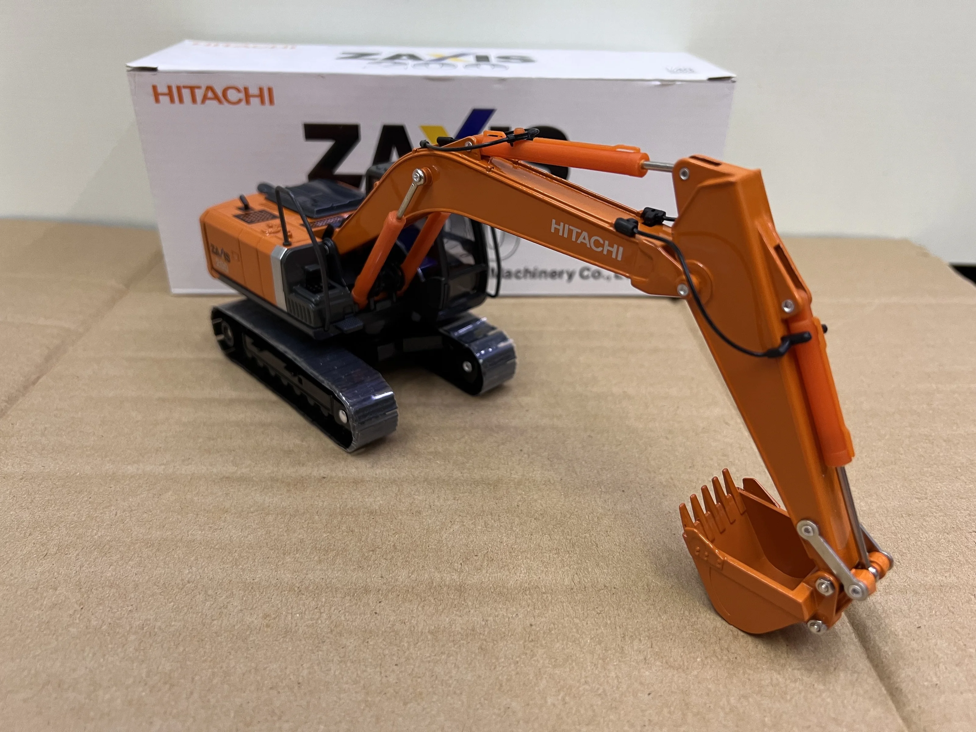 Diecast Alloy 1:40 Scale HITACHI ZAXIS 200 Engineering Excavator Model Adult Classic Collection Toy Gift Souvenir Static Display