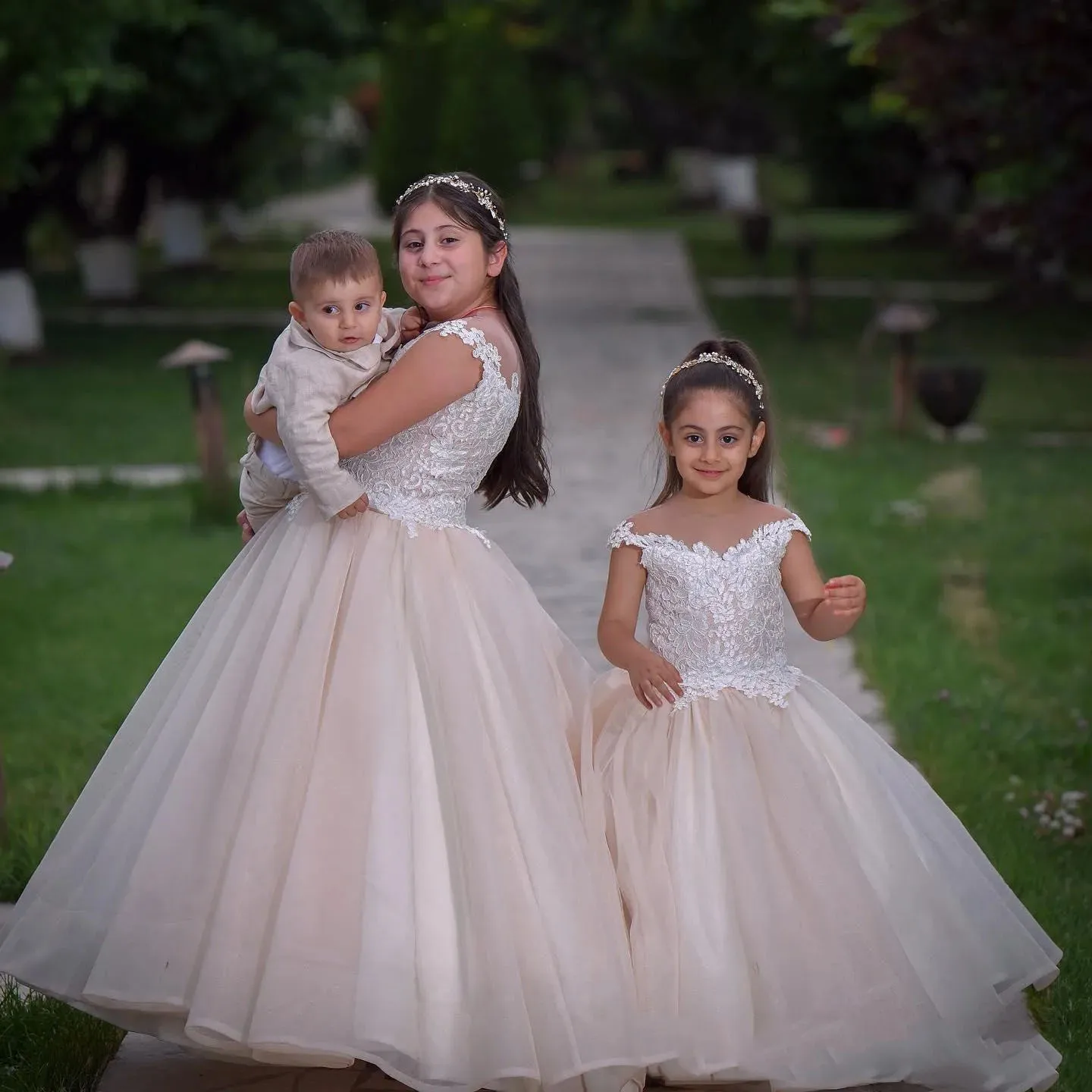 

Customized Off The Shoulder Flower Girl Dresses for Wedding Lace Appliques Sleeveless First Communion Baby Birthday Party Gowns