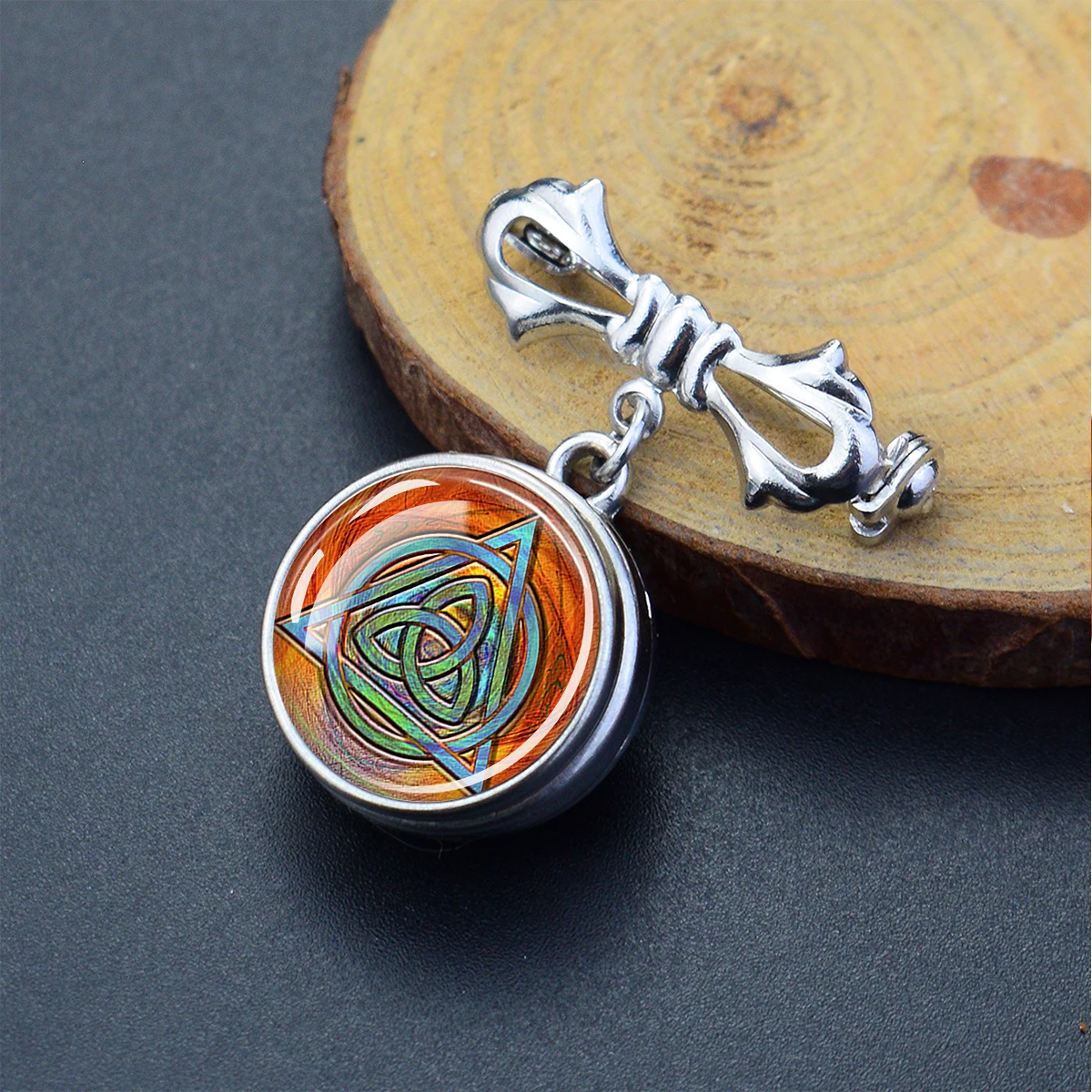 1 pièce Épingle de revers de style bouton 16 mm pour homme, motif nœud celtique Triquetra, symbole de l'unité irlandaise ancienne, badge polyvalent pour col et chapeau
