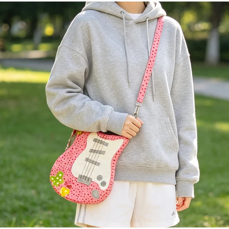 Umhängetasche in Gitarren-/Bassform, Handtasche aus Stoff mit vierblättrigem Kleeblatt- und Polka-Dot-Knopf-Design, leichte Freizeittasche – Detail 14