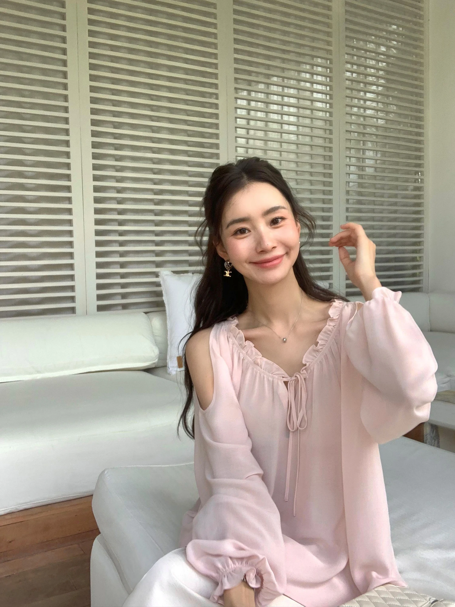 

Pusumede Cloud between Drifting Poem Shoulder Bared V-neck Loose Women's Design Sense Chiffon Shirt Casual Style Polyester Fiber