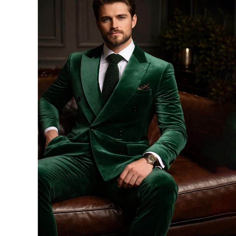 

Роскошный мужской костюм из зеленого бархата: элегантный двубортный пиджак с острыми лацканами и брюки, приталенный крой, 2 предмета