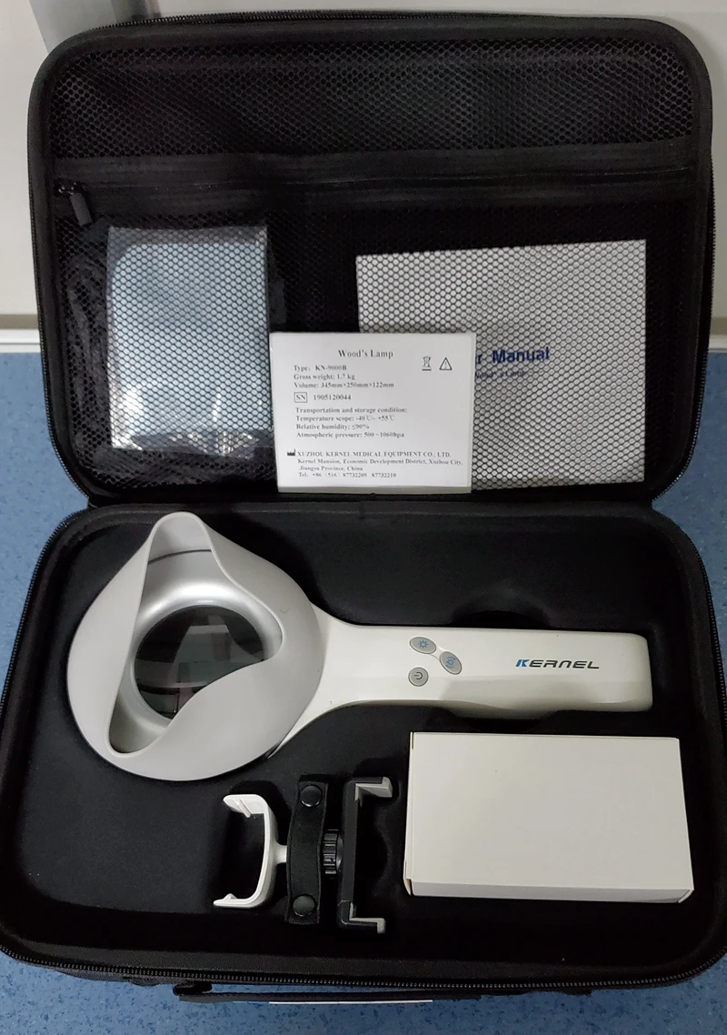 ไม้โคมไฟการตรวจสอบมือถือโรคผิวหนังไม้โคมไฟ Dermatoscope เครื่องวิเคราะห์ผิว KN-9000B สําหรับ Face Examination