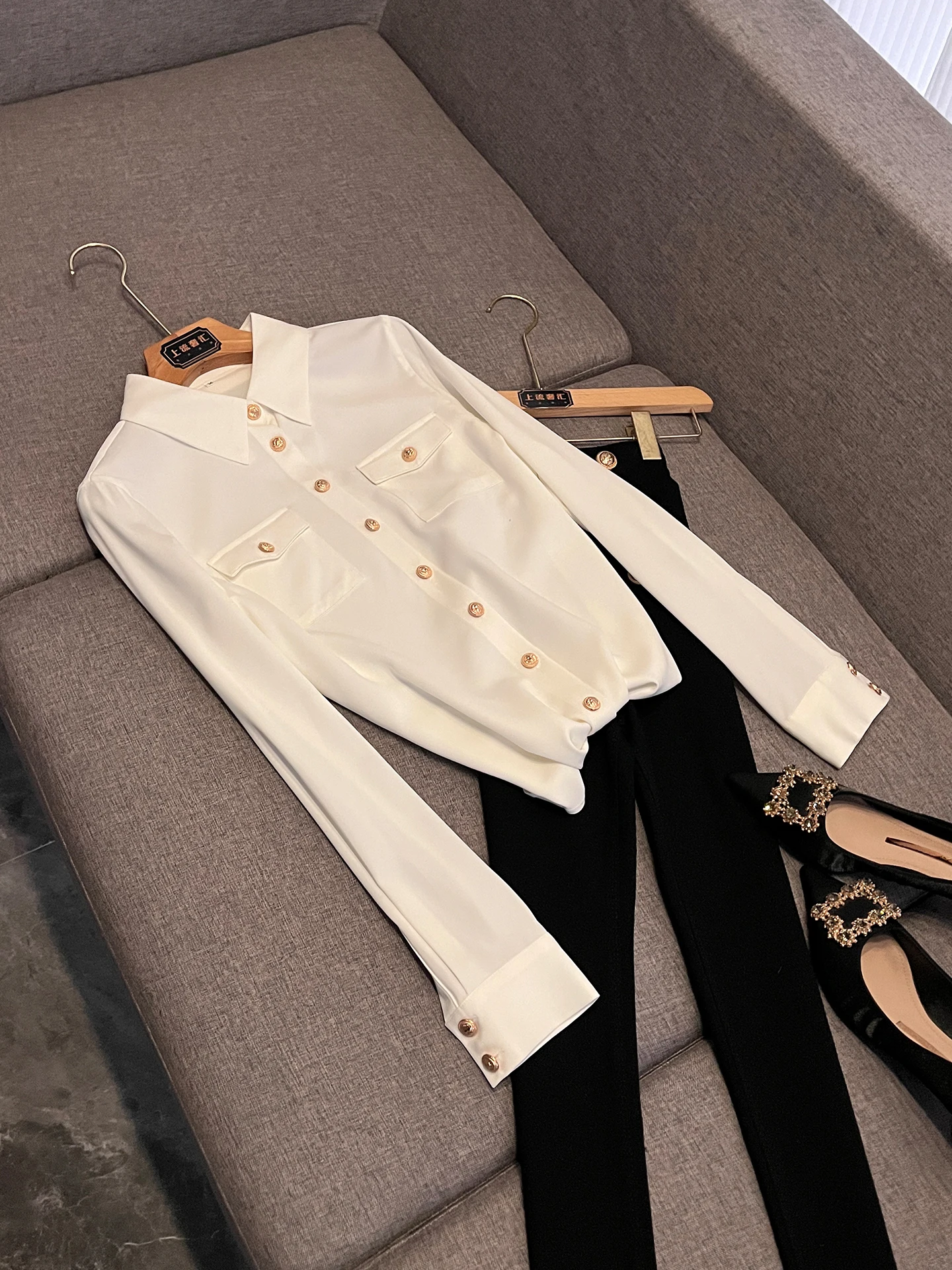 

Spring 2026 Women's Satin irt White Suit Collar Versatile High End Commuter irt Button ket Regular Sve Pure Color