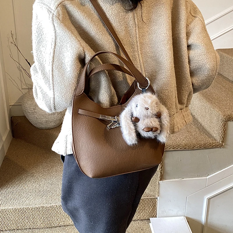 

Classic Elegant Messenger Bag In Leather - Luxury Brand Handbag For Women By Famous Designer Popular