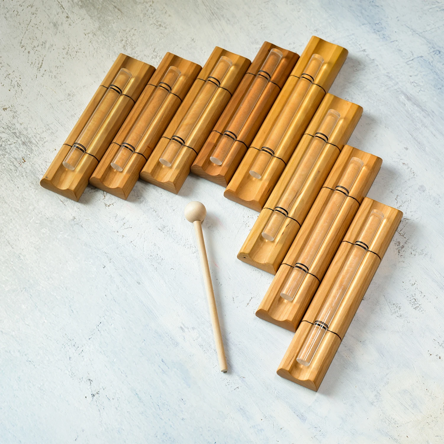 

Прозрачная хрустальная поющая чаша 432 Гц с мощным длительным звуком для звукового исцеления и медитации - включает молотки