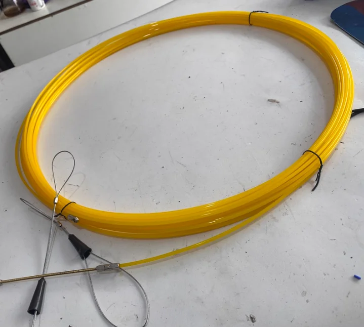 

Лента «рыба» с пружинной головкой — выдвижной инструмент для вытягивания проволоки электрика для кабелепроводной и сетевой кабелепроводки