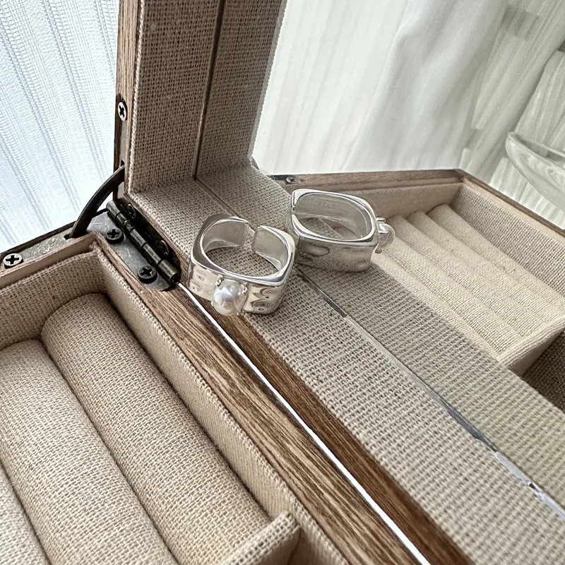 

Кольцо из стерлингового серебра 925 пробы с плиссированной текстурой и жемчугом, корейская версия, нишевый дизайн, стильное INS Blogger, свадебное обручальное кольцо в подарок