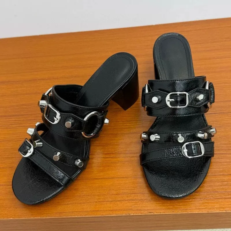 

Черно-белые сандалии, женские сандалии на массивном каблуке с заклепками и ремешками, круглый носок, стильные летние удобные вечерние вечерние повседневные тапочки